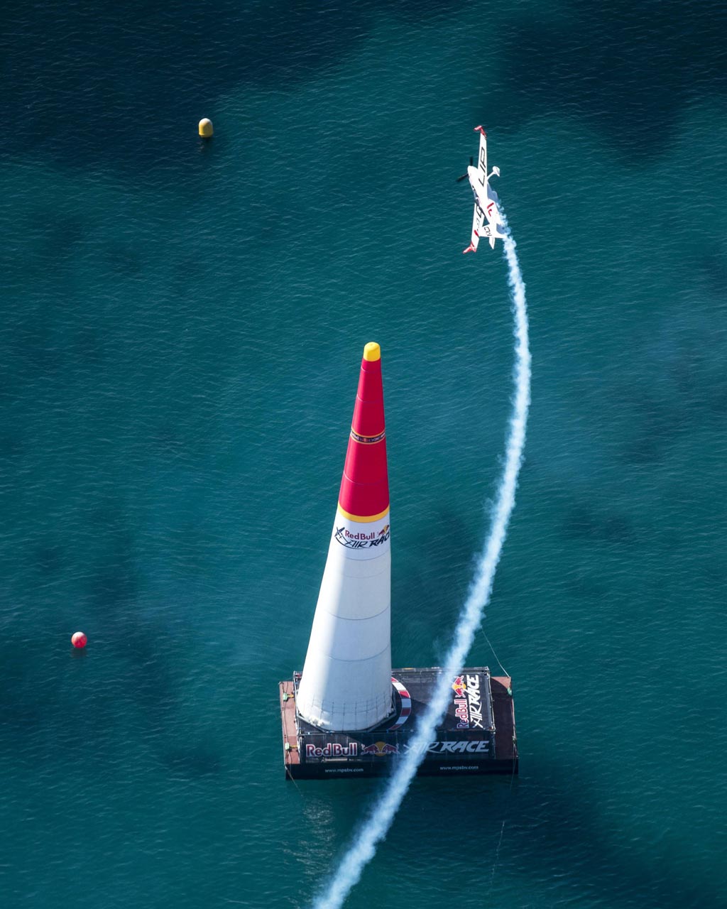 Red Bull Air Race Flugzeug über dem Wasser