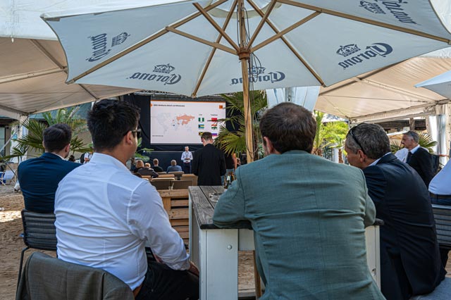 Publikum unter Sonnenschirm in der Beachbar Bregenz Next Gen Stage netforum 2023