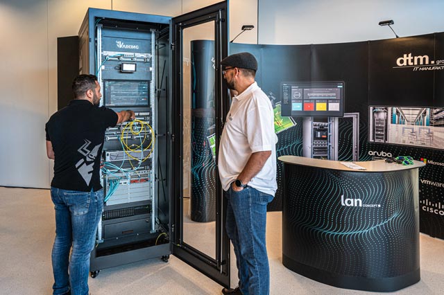 Ausstellung LANconcept mit Vaiking. Mitarbeiter vor Serverrack beim netforum 2023