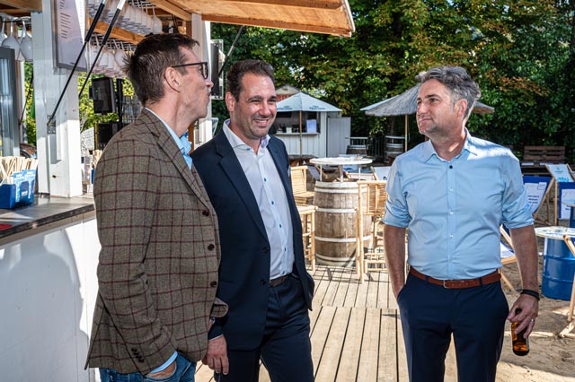 Im Gespräch mit Jan Moll und Daniel Wohnhaas dtm Datentechnik Moll in der Beachbar Bregenz netforum 2023