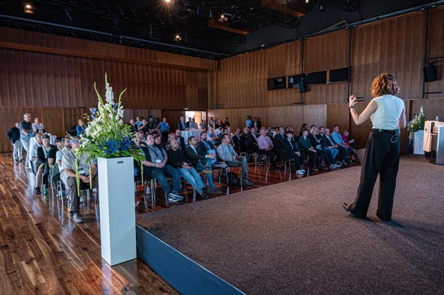 Publikum beim Vortrag von Aya Jaff auf der Strategy Stage netforum 2023