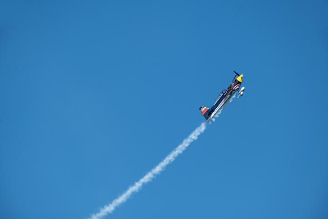 Kunstflugshow von Matthias Dolderer – Red Bull Air Race Pilot – Am Himmel über Bregenz beim netforum 2023