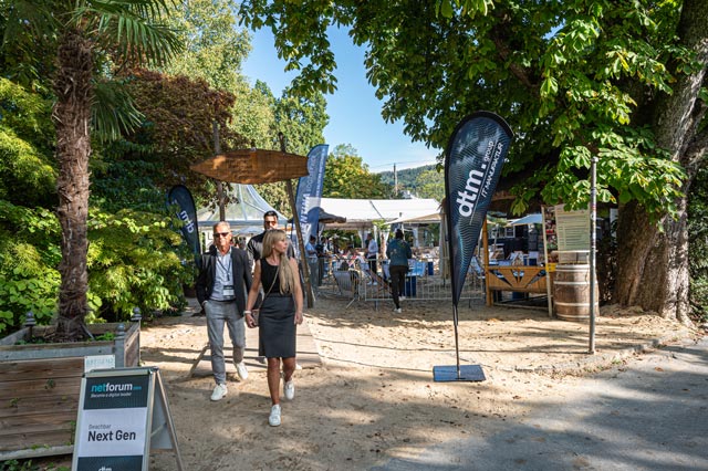 Besucher am Eingang der Beachbar Bregenz Next Gen Stage netforum 2023