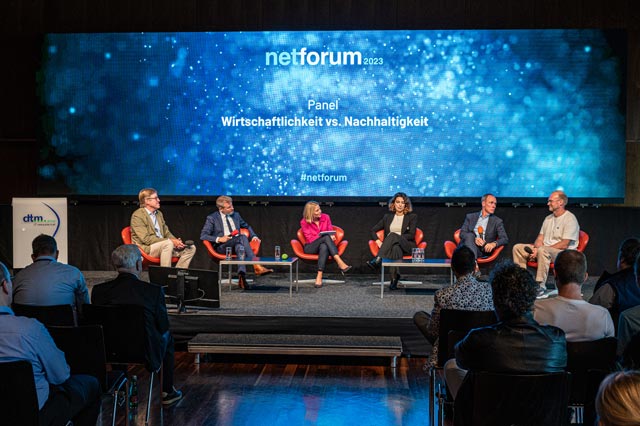 Podiumsdiskussion mit Staffan Reveman, Christian Stöcker, Yve Fehring, Aya Jaff, Christoph Keese und Maks Giordano auf der Strategy Stage netforum 2023