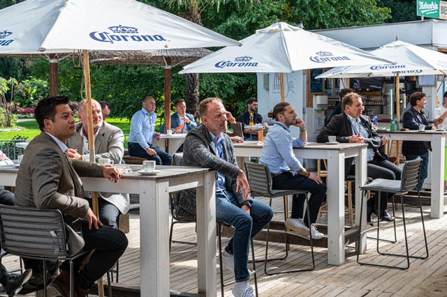 Zuschauer unter Sonnenschirmen in der Beachbar Bregenz Next Gen Stage netforum 2023