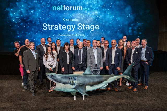 Gruppenbild Team der dtm group vor Hai von Dietmar Dahmen auf der Strategy Stage netforum 2023