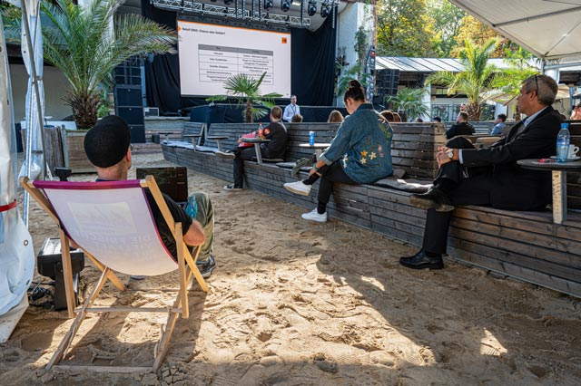 Zuschauer in der Beachbar Bregenz Next Gen Stage netforum 2023