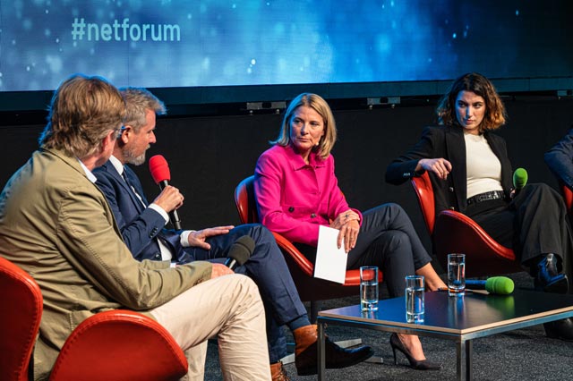 Podiumsdiskussion mit Staffan Reveman, Christian Stöcker, Yve Fehring, Aya Jaff auf der Strategy Stage netforum 2023