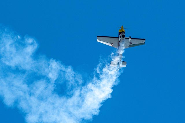 Flugzeug von Matthias Dolderer – Red Bull Air Race Pilot – Kunstflug über Bregenz beim netforum 2023
